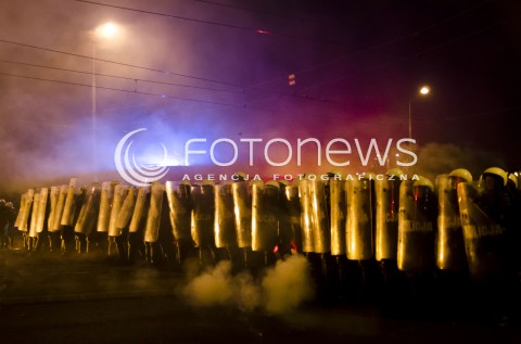  11.11.2014 WARSZAWIE MARSZ NIEPODLEGLOSCI 2014 N/Z ZAMIESZKI STARCIA Z POLICJA POLICJA  