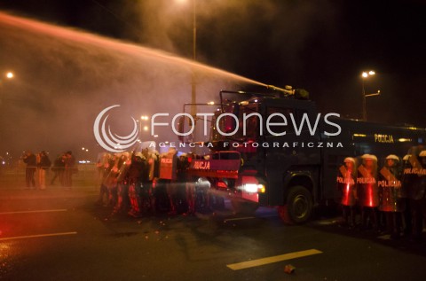  11.11.2014 WARSZAWIE MARSZ NIEPODLEGLOSCI 2014 N/Z ZAMIESZKI STARCIA Z POLICJA POLICJA ARMATKA WODNA  