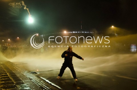  11.11.2014 WARSZAWIE MARSZ NIEPODLEGLOSCI 2014 N/Z ZAMIESZKI STARCIA Z POLICJA  