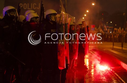  11.11.2014 WARSZAWIE MARSZ NIEPODLEGLOSCI 2014 N/Z ZAMIESZKI STARCIA Z POLICJA POLICJA  