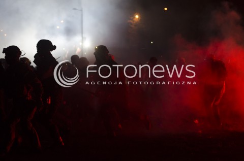  11.11.2014 WARSZAWIE MARSZ NIEPODLEGLOSCI 2014 N/Z ZAMIESZKI STARCIA Z POLICJA POLICJA  