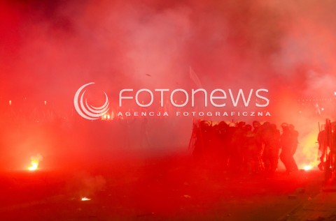  11.11.2014 WARSZAWIE MARSZ NIEPODLEGLOSCI 2014 N/Z ZAMIESZKI STARCIA Z POLICJA  