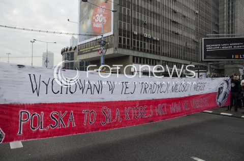  11.11.2014 WARSZAWIE MARSZ NIEPODLEGLOSCI 2014 N/Z UCZESTNICY MLODZIEZ WSZECHPOLSKA MARSZ  