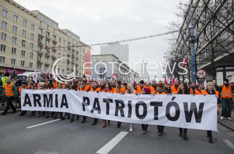  11.11.2014 WARSZAWIE MARSZ NIEPODLEGLOSCI 2014 N/Z UCZESTNICY MLODZIEZ WSZECHPOLSKA MARSZ  