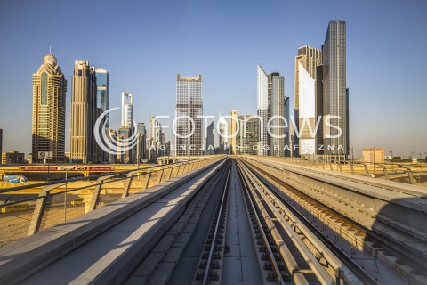  11.11.2014 DUBAJ ZEA <br />ZJEDNOCZONE EMIRATY ARABSKIE<br />ZDJECIE ILUSTRACYJNE<br />N/Z METRO I WYSOKOSCIOWE BUDYNKI CENTRUM DUBAJU<br /> 