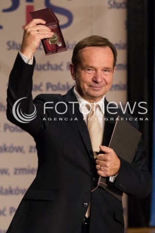  12.11.2014 RZESZOW <br />KONWENCJA WYBORCZA PIS NA PODKARPACIU<br />N/Z MARSZALEK WLADYSLAW ORTYL ODBIERA ODZNACZENIE SOLIDARNOSCI NAGRODA<br /> 