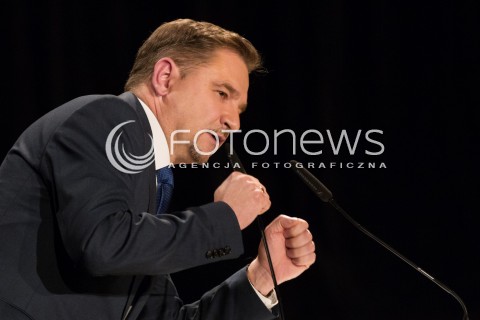  12.11.2014 RZESZOW <br />KONWENCJA WYBORCZA PIS NA PODKARPACIU<br />N/Z PIOTR DUDA - PRZEWODNICZACY NSZZ SOLIDARNOSC ZWIAZKOWIEC TRZYMA KCIUKI<br /> 