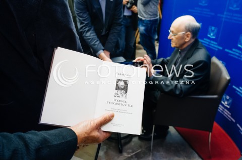  18.11.2014 RZESZOW FILHARMONIA PODKARPACKA <br />WYKLAD OTWARTY KSIADZA PROFESORA MICHALA HELLERA PT OD WIELKIEGO WYBUCHU DO GULAGU JAK USPRAWIEDLIWIC HISTORIE WSZECHSWIATA <br />N/Z W TLE KSIADZ PROFESOR MICHAL HELLER NA PIERWSZYM PLANIE KSIAZKA PODROZE Z FILOZOFIA W TLE<br /> 