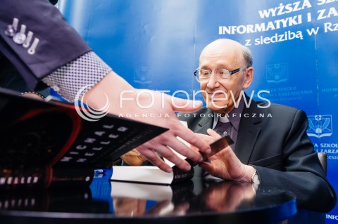  18.11.2014 RZESZOW FILHARMONIA PODKARPACKA <br />WYKLAD OTWARTY KSIADZA PROFESORA MICHALA HELLERA PT OD WIELKIEGO WYBUCHU DO GULAGU JAK USPRAWIEDLIWIC HISTORIE WSZECHSWIATA<br />N/Z KSIADZ PROFESOR MICHAL HELLER <br /> 