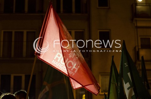  20.11.2014 WARSZAWA <br />PIKIETA POD PKW W SPRAWIE ZANIEDBAN WYBORCZYCH  <br />N/Z PIKIETA UCZESTNICY FLAGA<br /> 