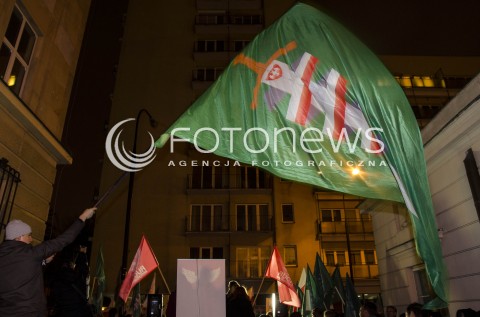  20.11.2014 WARSZAWA <br />PIKIETA POD PKW W SPRAWIE ZANIEDBAN WYBORCZYCH  <br />N/Z PIKIETA UCZESTNICY FLAGA<br /> 