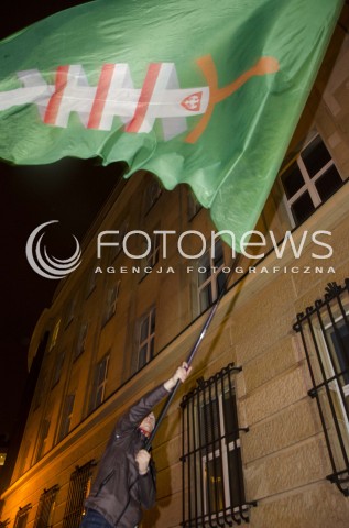  20.11.2014 WARSZAWA <br />PIKIETA POD PKW W SPRAWIE ZANIEDBAN WYBORCZYCH  <br />N/Z PIKIETA UCZESTNICY FLAGA<br /> 