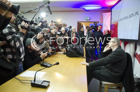  20.11.2014 WARSZAWA <br />PROTEST OKUPACYJNY W BUDYNKU PANSTWOWEJ KOMISJI WYBORCZEJ Z POWODU NIEPRAWIDLOWOSCI PODCZAS WYBOROW<br />N/Z  OKUPACJA GRZEGORZ BRAUN DZIENNIKARZE<br /> 