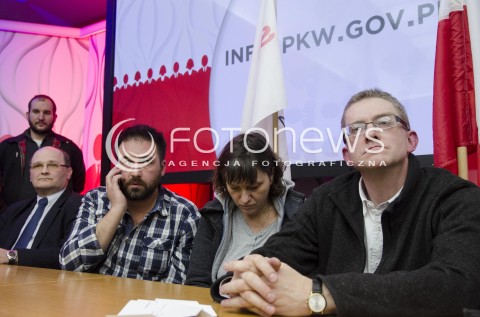  20.11.2014 WARSZAWA <br />PROTEST OKUPACYJNY W BUDYNKU PANSTWOWEJ KOMISJI WYBORCZEJ Z POWODU NIEPRAWIDLOWOSCI PODCZAS WYBOROW<br />N/Z  OKUPACJA EWA STANKIEWICZ GRZEGORZ BRAUN<br /> 