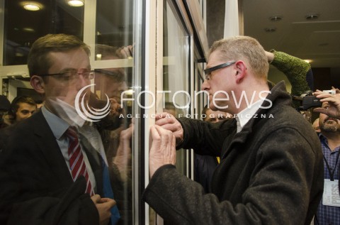  20.11.2014 WARSZAWA <br />PROTEST OKUPACYJNY W BUDYNKU PANSTWOWEJ KOMISJI WYBORCZEJ Z POWODU NIEPRAWIDLOWOSCI PODCZAS WYBOROW<br />N/Z  OKUPACJA ROBERT WINNICKI GRZEGORZ BRAUN <br /> 