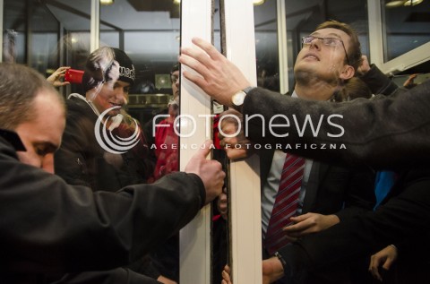  20.11.2014 WARSZAWA <br />PROTEST OKUPACYJNY W BUDYNKU PANSTWOWEJ KOMISJI WYBORCZEJ Z POWODU NIEPRAWIDLOWOSCI PODCZAS WYBOROW<br />N/Z  OKUPACJA ROBERT WINNICKI OTWIERANIE DRZWI STARCIA<br /> 