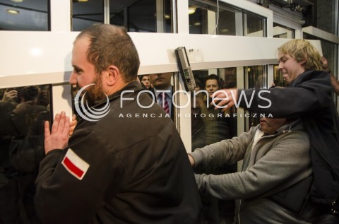  20.11.2014 WARSZAWA <br />PROTEST OKUPACYJNY W BUDYNKU PANSTWOWEJ KOMISJI WYBORCZEJ Z POWODU NIEPRAWIDLOWOSCI PODCZAS WYBOROW<br />N/Z  OKUPACJA OTWIERANIE DRZWI STARCIA<br /> 