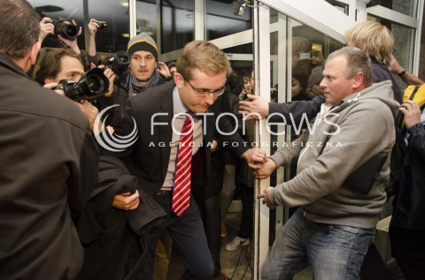  20.11.2014 WARSZAWA <br />PROTEST OKUPACYJNY W BUDYNKU PANSTWOWEJ KOMISJI WYBORCZEJ Z POWODU NIEPRAWIDLOWOSCI PODCZAS WYBOROW<br />N/Z  OKUPACJA ROBERT WINNICKI WTARGNIECIE DO BUDYNKU<br /> 