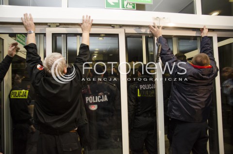  20.11.2014 WARSZAWA <br />PROTEST OKUPACYJNY W BUDYNKU PANSTWOWEJ KOMISJI WYBORCZEJ Z POWODU NIEPRAWIDLOWOSCI PODCZAS WYBOROW<br />N/Z  OCHRONIARZE BLOKUJACY WEJSCIE DO BUDYNKU<br /> 