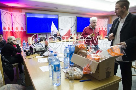  20.11.2014 WARSZAWA <br />PROTEST OKUPACYJNY W BUDYNKU PANSTWOWEJ KOMISJI WYBORCZEJ Z POWODU NIEPRAWIDLOWOSCI PODCZAS WYBOROW<br />N/Z  OKUPACJA JEDZENIE UCZESTNICY<br /> 
