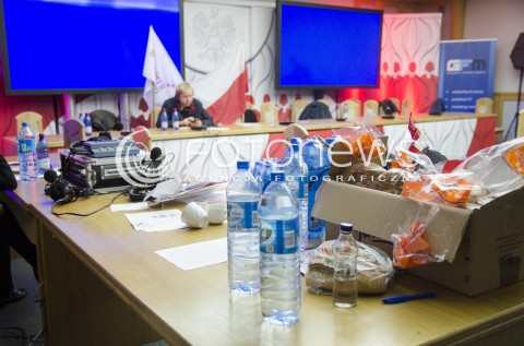  20.11.2014 WARSZAWA <br />PROTEST OKUPACYJNY W BUDYNKU PANSTWOWEJ KOMISJI WYBORCZEJ Z POWODU NIEPRAWIDLOWOSCI PODCZAS WYBOROW<br />N/Z  OKUPACJA JEDZENIE<br /> 