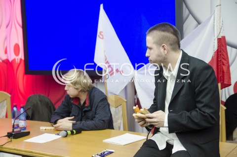  20.11.2014 WARSZAWA <br />PROTEST OKUPACYJNY W BUDYNKU PANSTWOWEJ KOMISJI WYBORCZEJ Z POWODU NIEPRAWIDLOWOSCI PODCZAS WYBOROW<br />N/Z  OKUPACJA JEDZENIE URZEDNICY<br /> 