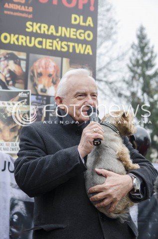  26.11.2014 WARSZAWA <br />PROTEST POD SEJMEM PRZECIWKO PRZEMOCY NA ZWIERZETACH  <br />N/Z  LESZEK MILLER Z PSEM LOLA<br /> 