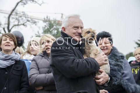 26.11.2014 WARSZAWA <br />PROTEST POD SEJMEM PRZECIWKO PRZEMOCY NA ZWIERZETACH  <br />N/Z  LESZEK MILLER Z PSEM LOLA<br /> 