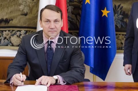  28.11.2014 WARSZAWA <br />DZIS W SEJMIE  <br />N/Z  MARSZALEK SEJMU RADOSLAW SIKORSKI PODPISYWANIE<br /> 