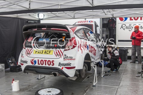  06.12.2014 WARSZAWA <br />52 RAJD BARBORKI <br />N/Z BARBORKA SAMOCHOD KAJETAN KAJETANOWICZ W NAMIOCIE SERWISOWYM  <br /> 