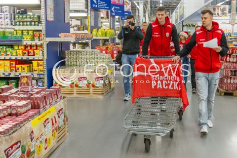  08.12.2014 RZESZOW <br />UDZIAL SIATKARZY ASSECO RESOVII W AKCJI CHARYTATYWNEJ SZLACHETNA PACZKA W JEDNYM Z RZESZOWSKICH SKLEPOW. SIATKARZE ZROBILI ZAKUPY DLA POTRZEBUJACEJ RODZINY<br />N/Z KRZYSZTOF IGNACZAK PIOTR NOWAKOWSKI<br /> 