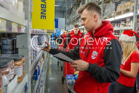  08.12.2014 RZESZOW <br />UDZIAL SIATKARZY ASSECO RESOVII W AKCJI CHARYTATYWNEJ SZLACHETNA PACZKA W JEDNYM Z RZESZOWSKICH SKLEPOW. SIATKARZE ZROBILI ZAKUPY DLA POTRZEBUJACEJ RODZINY<br />N/Z KRZYSZTOF IGNACZAK<br /> 