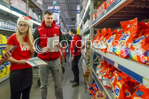  08.12.2014 RZESZOW <br />UDZIAL SIATKARZY ASSECO RESOVII W AKCJI CHARYTATYWNEJ SZLACHETNA PACZKA W JEDNYM Z RZESZOWSKICH SKLEPOW. SIATKARZE ZROBILI ZAKUPY DLA POTRZEBUJACEJ RODZINY<br />N/Z KRZYSZTOF IGNACZAK<br /> 