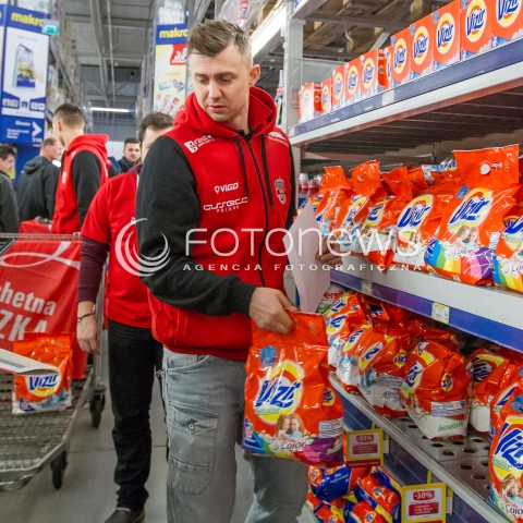  08.12.2014 RZESZOW <br />UDZIAL SIATKARZY ASSECO RESOVII W AKCJI CHARYTATYWNEJ SZLACHETNA PACZKA W JEDNYM Z RZESZOWSKICH SKLEPOW. SIATKARZE ZROBILI ZAKUPY DLA POTRZEBUJACEJ RODZINY<br />N/Z KRZYSZTOF IGNACZAK<br /> 