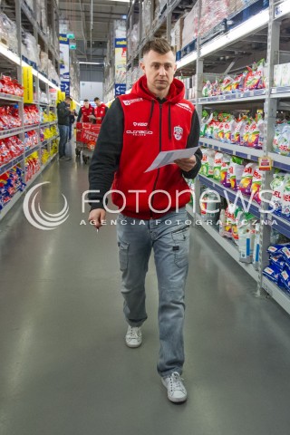  08.12.2014 RZESZOW <br />UDZIAL SIATKARZY ASSECO RESOVII W AKCJI CHARYTATYWNEJ SZLACHETNA PACZKA W JEDNYM Z RZESZOWSKICH SKLEPOW. SIATKARZE ZROBILI ZAKUPY DLA POTRZEBUJACEJ RODZINY<br />N/Z KRZYSZTOF IGNACZAK<br /> 