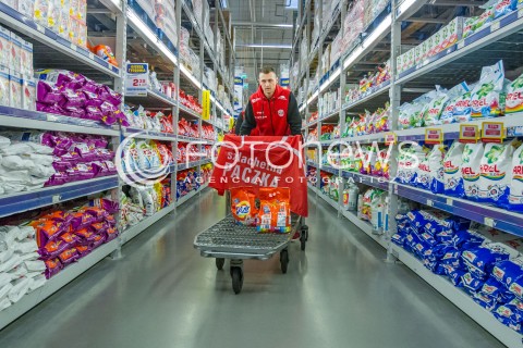  08.12.2014 RZESZOW <br />UDZIAL SIATKARZY ASSECO RESOVII W AKCJI CHARYTATYWNEJ SZLACHETNA PACZKA W JEDNYM Z RZESZOWSKICH SKLEPOW. SIATKARZE ZROBILI ZAKUPY DLA POTRZEBUJACEJ RODZINY<br />N/Z PAUL LOTMAN<br /> 