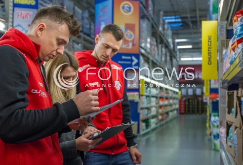  08.12.2014 RZESZOW <br />UDZIAL SIATKARZY ASSECO RESOVII W AKCJI CHARYTATYWNEJ SZLACHETNA PACZKA W JEDNYM Z RZESZOWSKICH SKLEPOW. SIATKARZE ZROBILI ZAKUPY DLA POTRZEBUJACEJ RODZINY<br />N/Z KRZYSZTOF IGNACZAK PAUL LOTMAN<br /> 