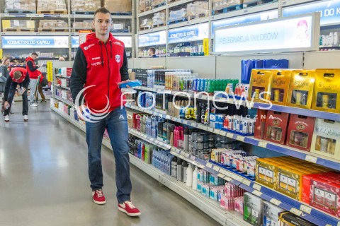  08.12.2014 RZESZOW <br />UDZIAL SIATKARZY ASSECO RESOVII W AKCJI CHARYTATYWNEJ SZLACHETNA PACZKA W JEDNYM Z RZESZOWSKICH SKLEPOW. SIATKARZE ZROBILI ZAKUPY DLA POTRZEBUJACEJ RODZINY<br />N/Z PAUL LOTMAN<br /> 