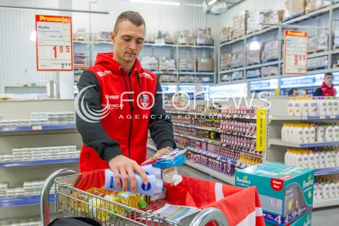  08.12.2014 RZESZOW <br />UDZIAL SIATKARZY ASSECO RESOVII W AKCJI CHARYTATYWNEJ SZLACHETNA PACZKA W JEDNYM Z RZESZOWSKICH SKLEPOW. SIATKARZE ZROBILI ZAKUPY DLA POTRZEBUJACEJ RODZINY<br />N/Z PAUL LOTMAN<br /> 