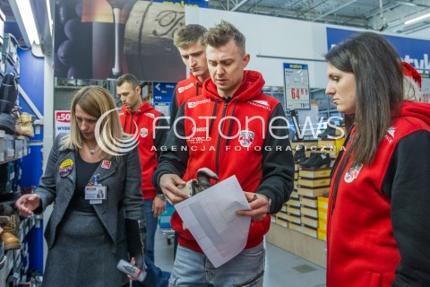  08.12.2014 RZESZOW <br />UDZIAL SIATKARZY ASSECO RESOVII W AKCJI CHARYTATYWNEJ SZLACHETNA PACZKA W JEDNYM Z RZESZOWSKICH SKLEPOW. SIATKARZE ZROBILI ZAKUPY DLA POTRZEBUJACEJ RODZINY<br />N/Z KRZYSZTOF IGNACZAK PIOTR NOWAKOWSKI KATARZYNA ZIEBA<br /> 