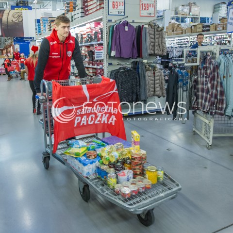  08.12.2014 RZESZOW <br />UDZIAL SIATKARZY ASSECO RESOVII W AKCJI CHARYTATYWNEJ SZLACHETNA PACZKA W JEDNYM Z RZESZOWSKICH SKLEPOW. SIATKARZE ZROBILI ZAKUPY DLA POTRZEBUJACEJ RODZINY<br />N/Z PIOTR NOWAKOWSKI<br /> 