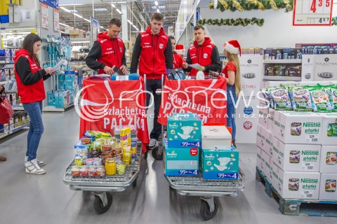  08.12.2014 RZESZOW <br />UDZIAL SIATKARZY ASSECO RESOVII W AKCJI CHARYTATYWNEJ SZLACHETNA PACZKA W JEDNYM Z RZESZOWSKICH SKLEPOW. SIATKARZE ZROBILI ZAKUPY DLA POTRZEBUJACEJ RODZINY<br />N/Z KRZYSZTOF IGNACZAK PIOTR NOWAKOWSKI PAUL LOTMAN<br /> 