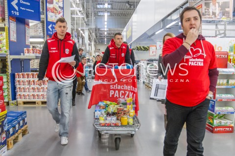  08.12.2014 RZESZOW <br />UDZIAL SIATKARZY ASSECO RESOVII W AKCJI CHARYTATYWNEJ SZLACHETNA PACZKA W JEDNYM Z RZESZOWSKICH SKLEPOW. SIATKARZE ZROBILI ZAKUPY DLA POTRZEBUJACEJ RODZINY<br />N/Z KRZYSZTOF IGNACZAK PAUL LOTMAN<br /> 