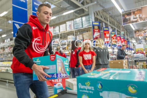  08.12.2014 RZESZOW <br />UDZIAL SIATKARZY ASSECO RESOVII W AKCJI CHARYTATYWNEJ SZLACHETNA PACZKA W JEDNYM Z RZESZOWSKICH SKLEPOW. SIATKARZE ZROBILI ZAKUPY DLA POTRZEBUJACEJ RODZINY<br />N/Z PAUL LOTMAN<br /> 