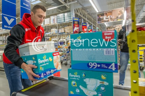  08.12.2014 RZESZOW <br />UDZIAL SIATKARZY ASSECO RESOVII W AKCJI CHARYTATYWNEJ SZLACHETNA PACZKA W JEDNYM Z RZESZOWSKICH SKLEPOW. SIATKARZE ZROBILI ZAKUPY DLA POTRZEBUJACEJ RODZINY<br />N/Z PAUL LOTMAN<br /> 