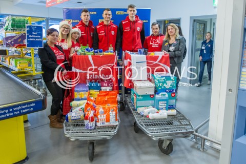  08.12.2014 RZESZOW <br />UDZIAL SIATKARZY ASSECO RESOVII W AKCJI CHARYTATYWNEJ SZLACHETNA PACZKA W JEDNYM Z RZESZOWSKICH SKLEPOW. SIATKARZE ZROBILI ZAKUPY DLA POTRZEBUJACEJ RODZINY<br />N/Z ZDJECIE GRUPOWE GRUPOWKA PIOTR NOWAKOWSKI KRZYSZTOF IGNACZAK PAUL LOTMAN SKLEP MAKRO<br /> 