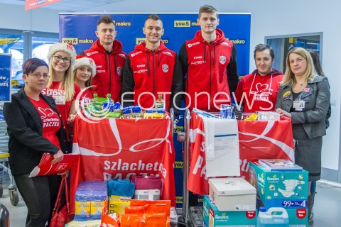  08.12.2014 RZESZOW <br />UDZIAL SIATKARZY ASSECO RESOVII W AKCJI CHARYTATYWNEJ SZLACHETNA PACZKA W JEDNYM Z RZESZOWSKICH SKLEPOW. SIATKARZE ZROBILI ZAKUPY DLA POTRZEBUJACEJ RODZINY<br />N/Z ZDJECIE GRUPOWE GRUPOWKA PIOTR NOWAKOWSKI KRZYSZTOF IGNACZAK PAUL LOTMAN SKLEP MAKRO<br /> 