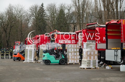  17.12.2014 WARSZAWA <br />ODPRAWA POLSKIEGO TRANSPORTU Z POMOCA HUMANITARNA DLA UKRAINY <br />N/Z KONWOJ TRANSPORT PAKOWANIE STRAZ POZARNA<br /> 