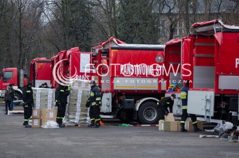  17.12.2014 WARSZAWA <br />ODPRAWA POLSKIEGO TRANSPORTU Z POMOCA HUMANITARNA DLA UKRAINY <br />N/Z KONWOJ TRANSPORT PAKOWANIE STRAZ POZARNA<br /> 