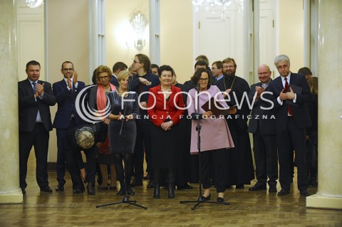  18.12.2014 WARSZAWA<br />SPOTKANIE SWIATECZNE RADY WARSZAWY<br />N/Z PREZYDENT WARSZAWY HANNA GRONKIEWICZ WALTZ PRZEWODNICZACA RADY MIASTA WARSZAWY DOROTA EWA MALINOWSKA GRUPINSKA POSEL LIGIA KRAJEWSKA JACEK WOJCIECHOWICZ POSEL MICHAL SZCZERBA <br /> 